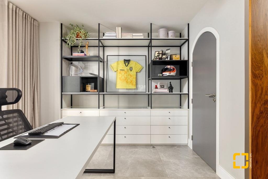 Apartamento com 207m², 5 quartos (sendo 1 suíte), 2 garagens, no bairro Centro em Florianópolis