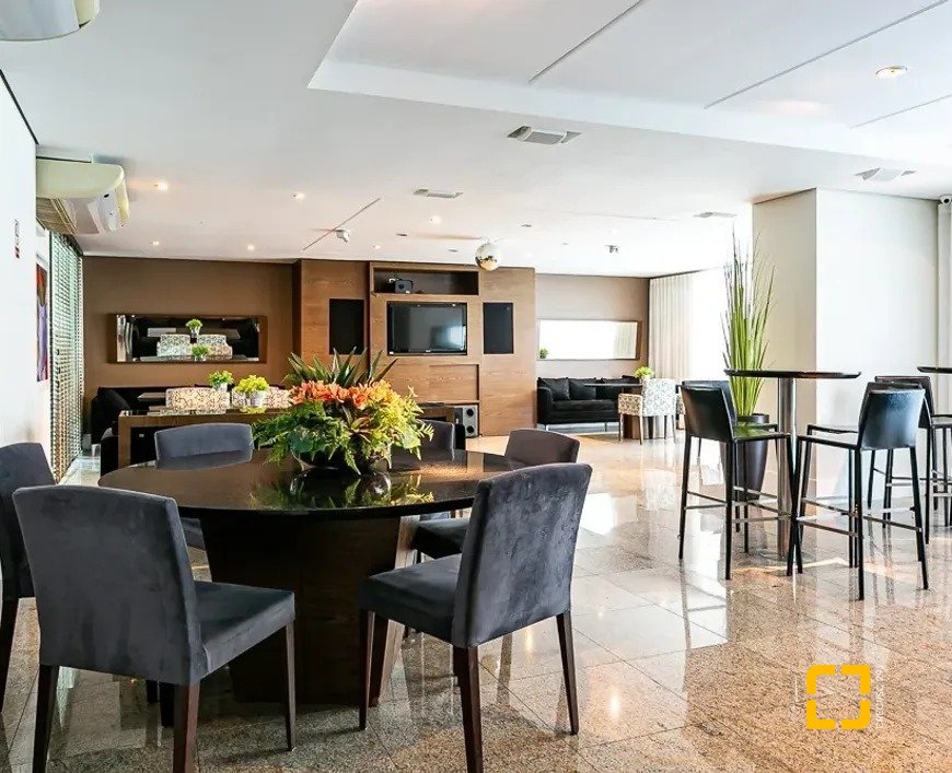 Apartamento com 97m², 4 quartos (sendo 2 suítes), 1 garagem, no bairro Centro em Florianópolis