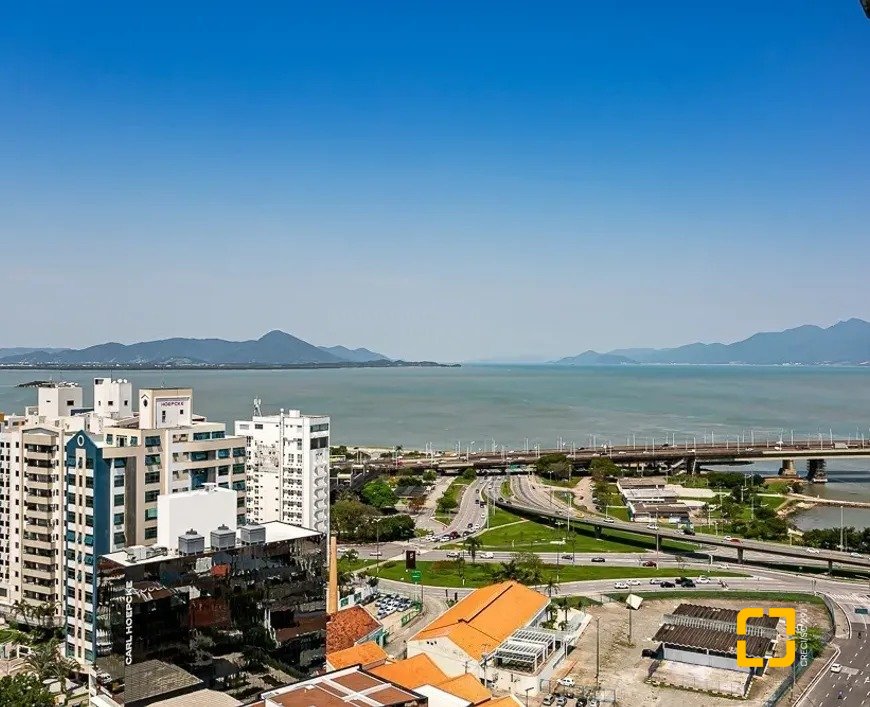 Apartamento com 97m², 4 quartos (sendo 2 suítes), 1 garagem, no bairro Centro em Florianópolis