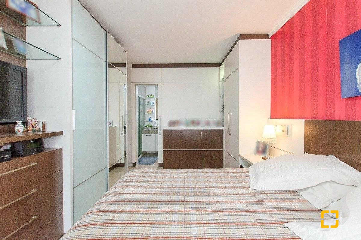Apartamento com 97m², 4 quartos (sendo 2 suítes), 1 garagem, no bairro Centro em Florianópolis