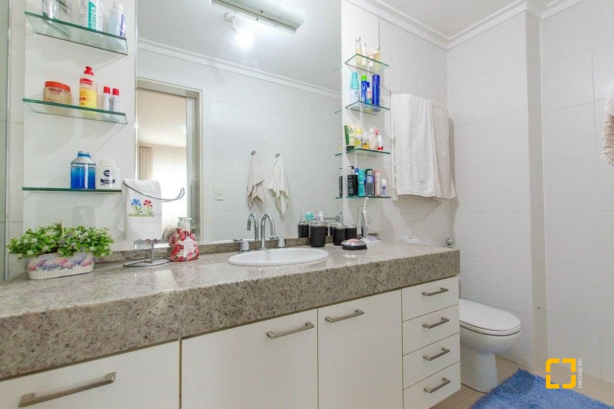 Apartamento com 97m², 4 quartos (sendo 2 suítes), 1 garagem, no bairro Centro em Florianópolis