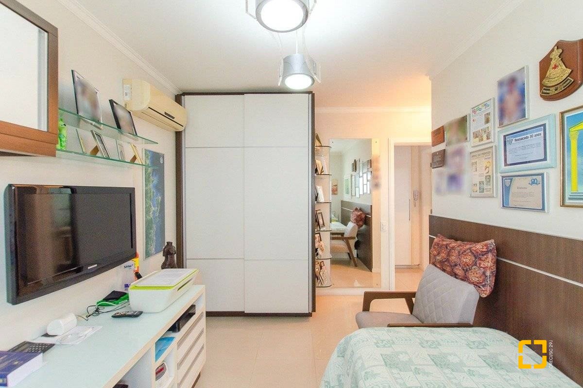 Apartamento com 97m², 4 quartos (sendo 2 suítes), 1 garagem, no bairro Centro em Florianópolis