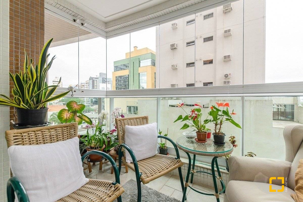 Apartamento com 97m², 4 quartos (sendo 2 suítes), 1 garagem, no bairro Centro em Florianópolis