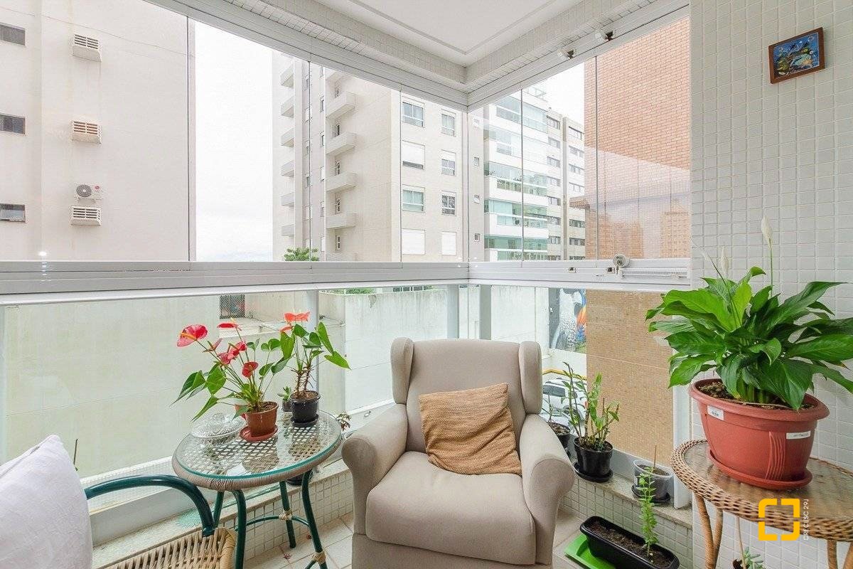 Apartamento com 97m², 4 quartos (sendo 2 suítes), 1 garagem, no bairro Centro em Florianópolis