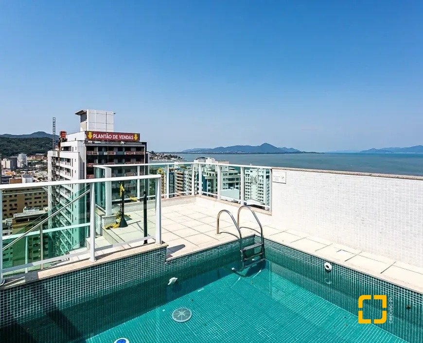 Apartamento com 97m², 4 quartos (sendo 2 suítes), 1 garagem, no bairro Centro em Florianópolis