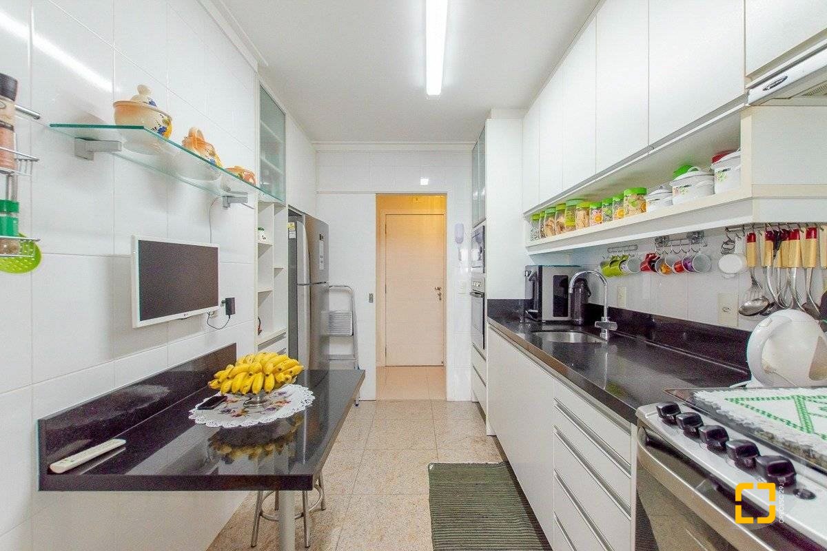 Apartamento com 97m², 4 quartos (sendo 2 suítes), 1 garagem, no bairro Centro em Florianópolis