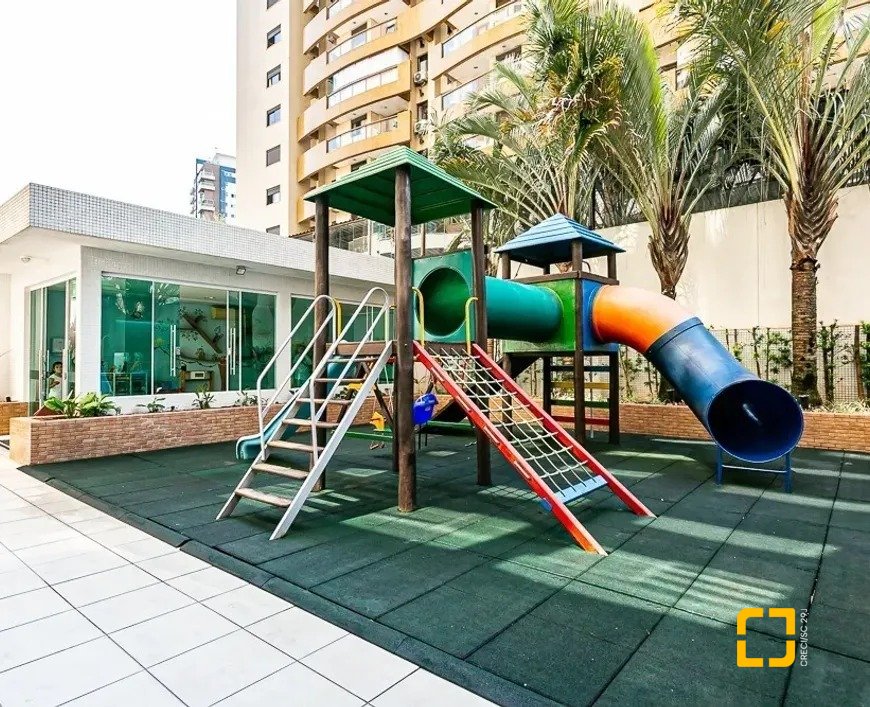 Apartamento com 97m², 4 quartos (sendo 2 suítes), 1 garagem, no bairro Centro em Florianópolis