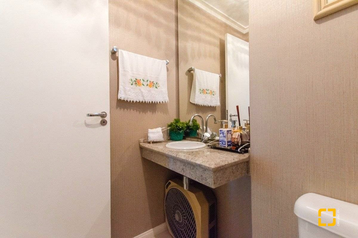 Apartamento com 97m², 4 quartos (sendo 2 suítes), 1 garagem, no bairro Centro em Florianópolis