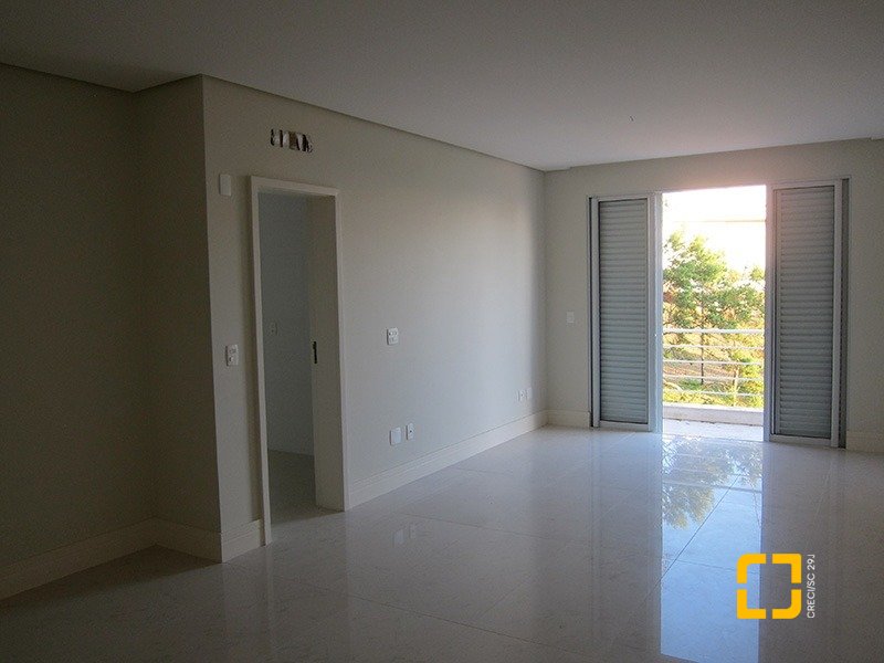 Casa de Condomínio com 461m², 6 quartos (sendo 3 suítes), 4 garagens, no bairro Cacupé em Florianópolis