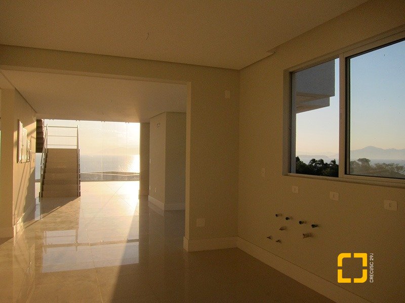 Casa de Condomínio com 461m², 6 quartos (sendo 3 suítes), 4 garagens, no bairro Cacupé em Florianópolis