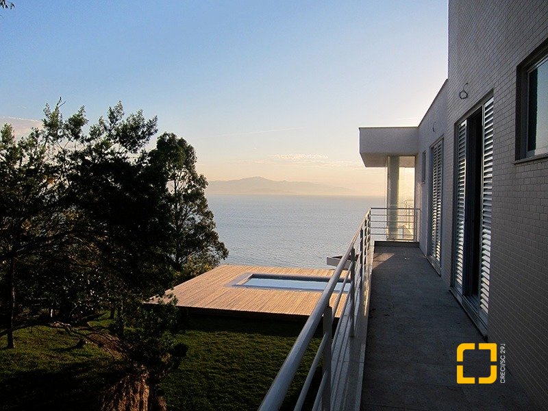 Casa de Condomínio com 461m², 6 quartos (sendo 3 suítes), 4 garagens, no bairro Cacupé em Florianópolis