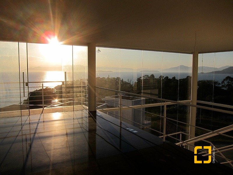 Casa de Condomínio com 461m², 6 quartos (sendo 3 suítes), 4 garagens, no bairro Cacupé em Florianópolis
