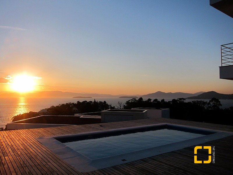 Casa de Condomínio com 461m², 6 quartos (sendo 3 suítes), 4 garagens, no bairro Cacupé em Florianópolis