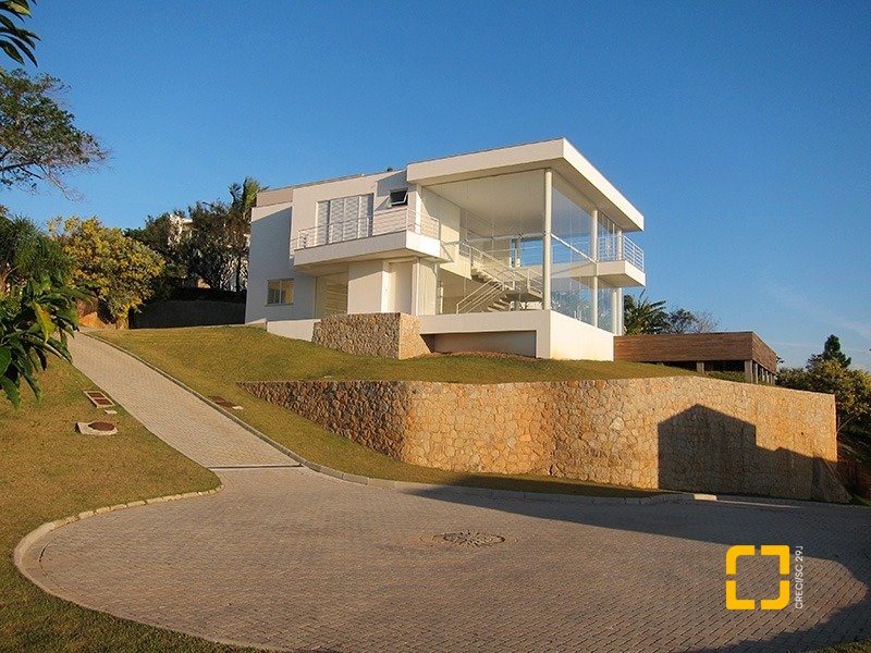 Casa de Condomínio com 461m², 6 quartos (sendo 3 suítes), 4 garagens, no bairro Cacupé em Florianópolis
