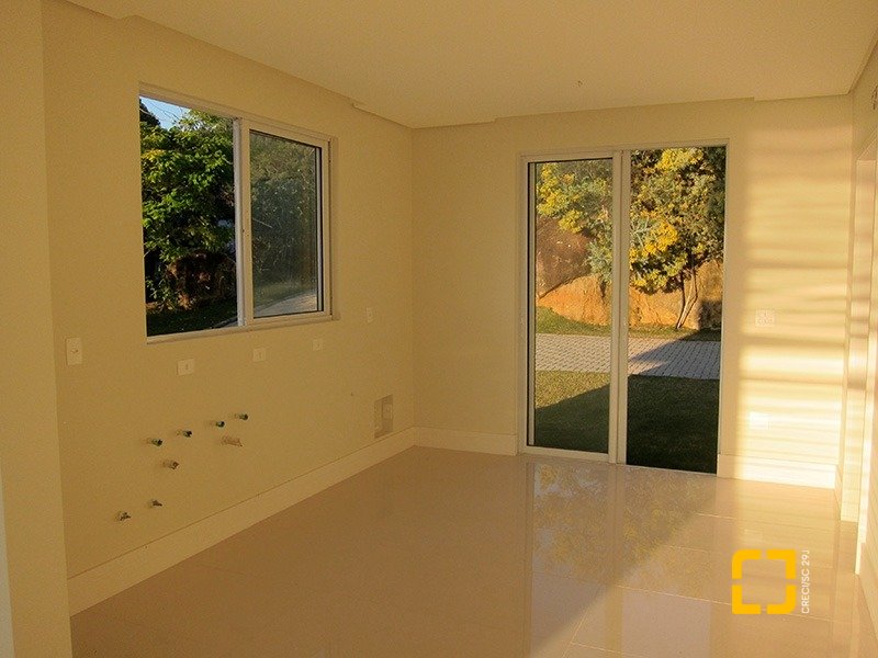 Casa de Condomínio com 461m², 6 quartos (sendo 3 suítes), 4 garagens, no bairro Cacupé em Florianópolis