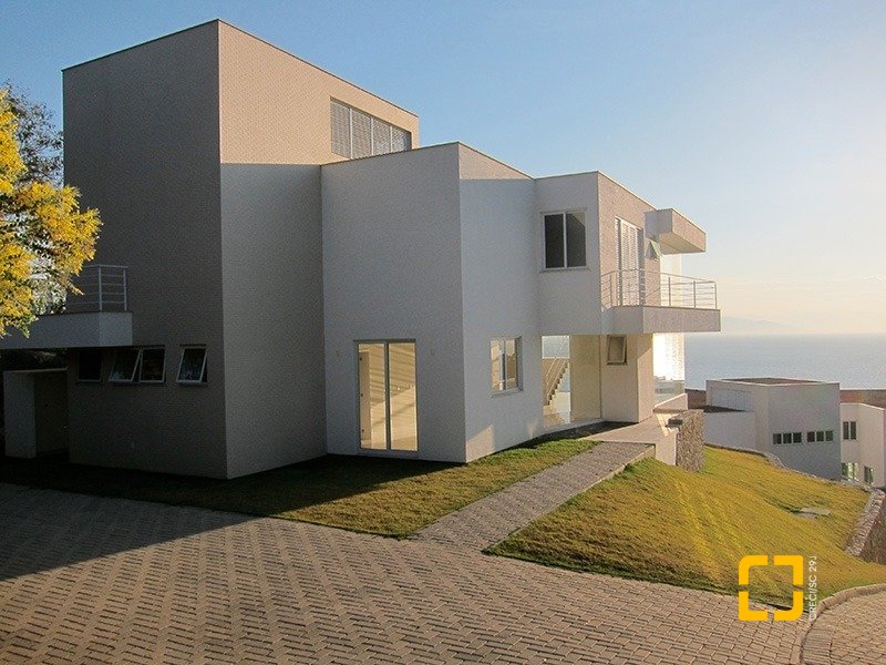 Casa de Condomínio com 461m², 6 quartos (sendo 3 suítes), 4 garagens, no bairro Cacupé em Florianópolis