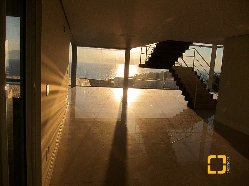 Casa de Condomínio com 461m², 6 quartos (sendo 3 suítes), 4 garagens, no bairro Cacupé em Florianópolis