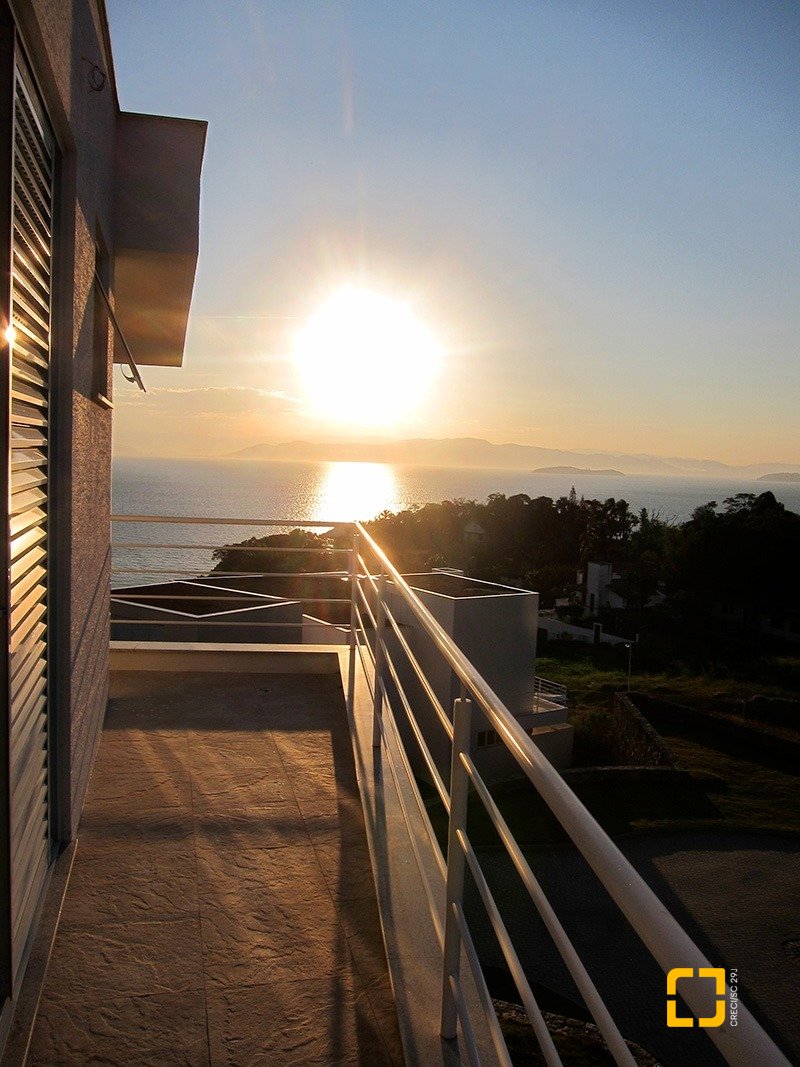 Casa de Condomínio com 461m², 6 quartos (sendo 3 suítes), 4 garagens, no bairro Cacupé em Florianópolis