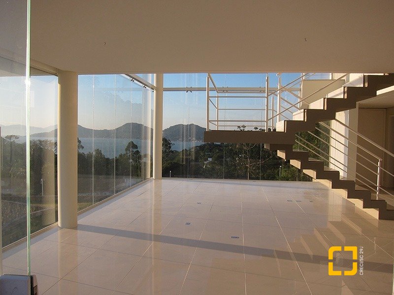 Casa de Condomínio com 461m², 6 quartos (sendo 3 suítes), 4 garagens, no bairro Cacupé em Florianópolis