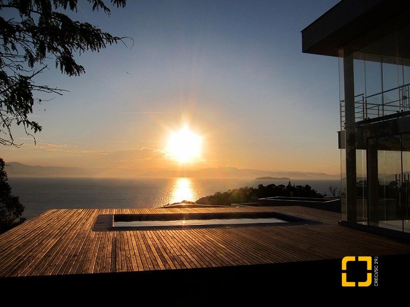 Casa de Condomínio com 461m², 6 quartos (sendo 3 suítes), 4 garagens, no bairro Cacupé em Florianópolis