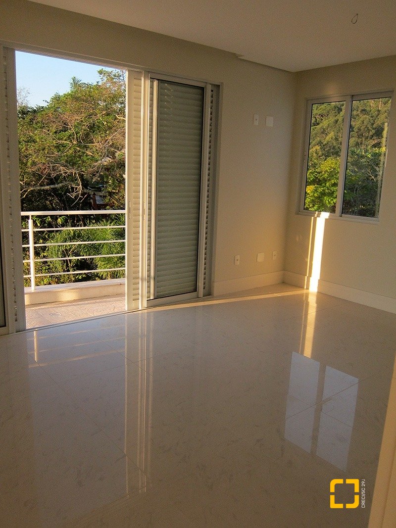 Casa de Condomínio com 461m², 6 quartos (sendo 3 suítes), 4 garagens, no bairro Cacupé em Florianópolis