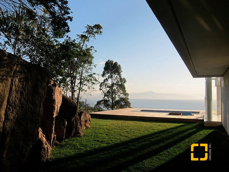 Casa de Condomínio com 461m², 6 quartos (sendo 3 suítes), 4 garagens, no bairro Cacupé em Florianópolis