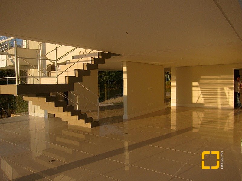 Casa de Condomínio com 461m², 6 quartos (sendo 3 suítes), 4 garagens, no bairro Cacupé em Florianópolis