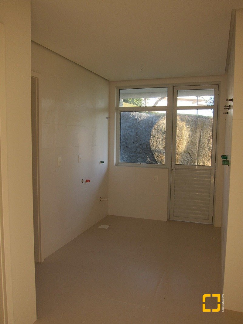 Casa de Condomínio com 461m², 6 quartos (sendo 3 suítes), 4 garagens, no bairro Cacupé em Florianópolis