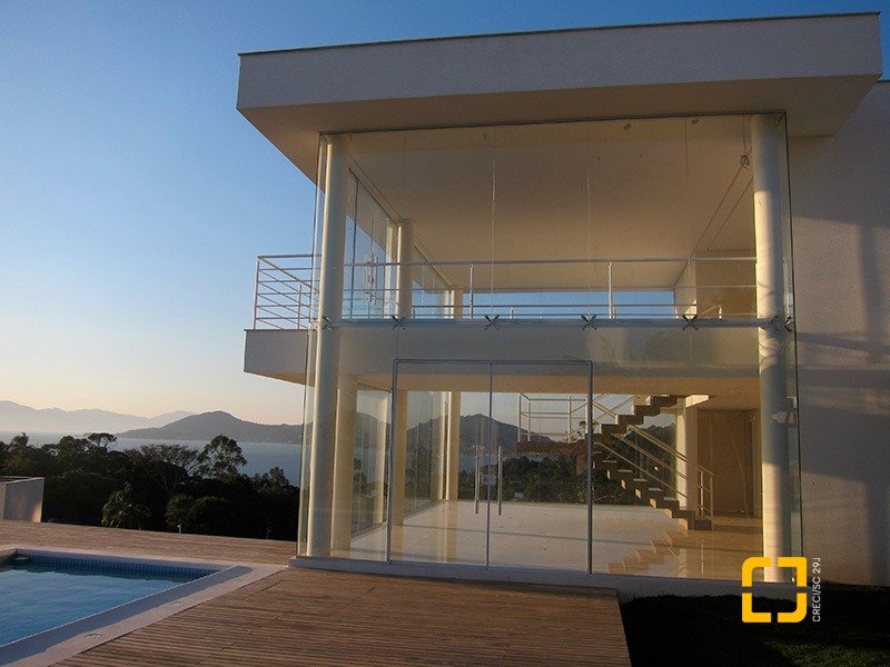 Casa de Condomínio com 461m², 6 quartos (sendo 3 suítes), 4 garagens, no bairro Cacupé em Florianópolis