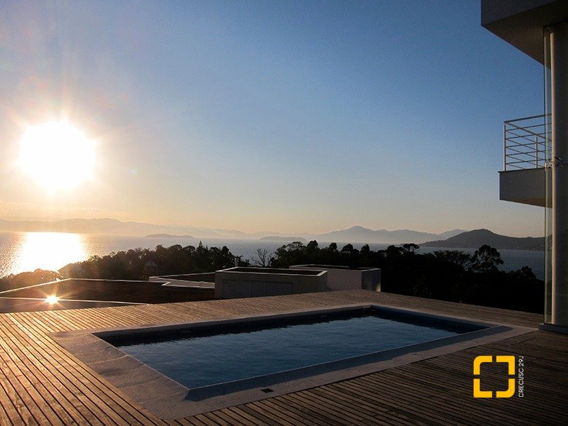 Casa de Condomínio com 461m², 6 quartos (sendo 3 suítes), 4 garagens, no bairro Cacupé em Florianópolis