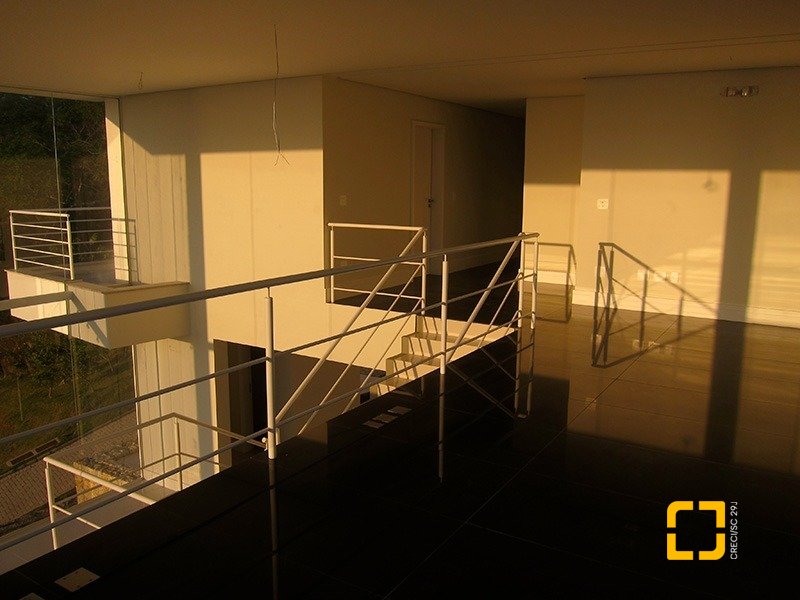 Casa de Condomínio com 461m², 6 quartos (sendo 3 suítes), 4 garagens, no bairro Cacupé em Florianópolis