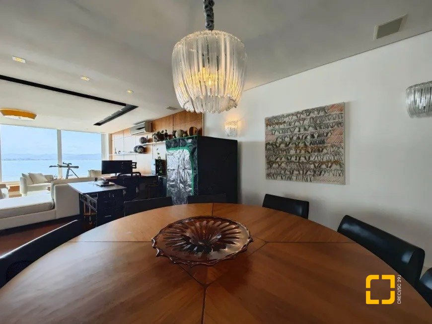 Apartamento com 206m², 3 quartos (sendo 3 suítes), 3 garagens, no bairro Beira Mar em Florianópolis