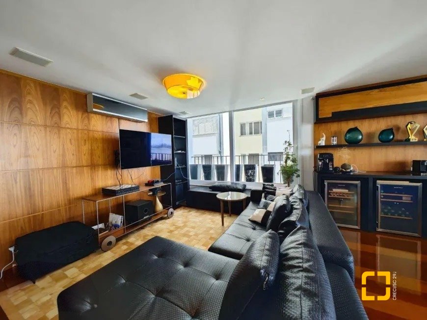 Apartamento com 206m², 3 quartos (sendo 3 suítes), 3 garagens, no bairro Beira Mar em Florianópolis