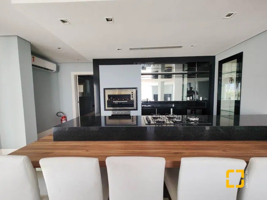 Apartamento com 206m², 3 quartos (sendo 3 suítes), 3 garagens, no bairro Beira Mar em Florianópolis