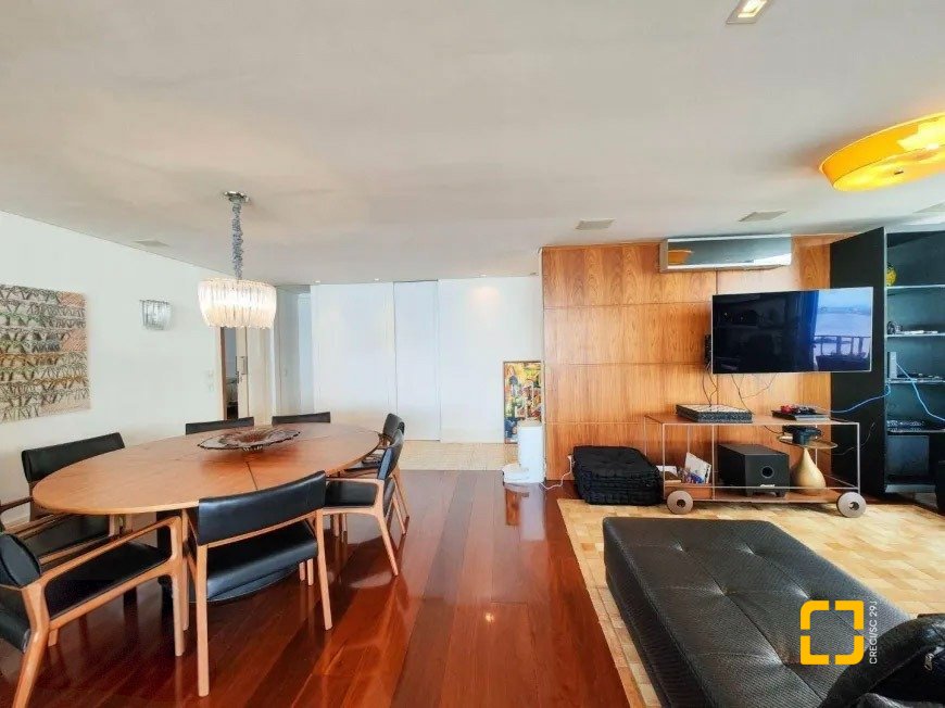 Apartamento com 206m², 3 quartos (sendo 3 suítes), 3 garagens, no bairro Beira Mar em Florianópolis