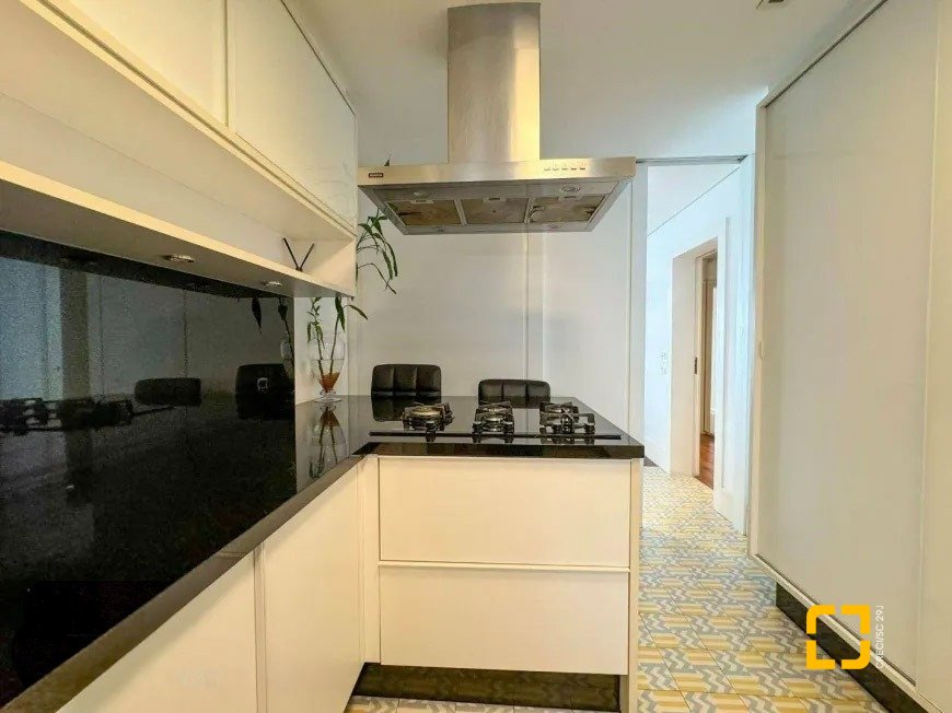 Apartamento com 206m², 3 quartos (sendo 3 suítes), 3 garagens, no bairro Beira Mar em Florianópolis
