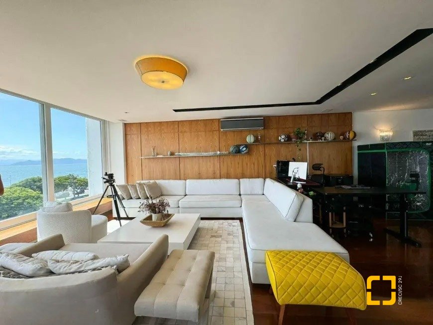 Apartamento com 206m², 3 quartos (sendo 3 suítes), 3 garagens, no bairro Beira Mar em Florianópolis