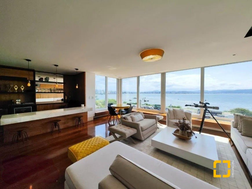 Apartamento com 206m², 3 quartos (sendo 3 suítes), 3 garagens, no bairro Beira Mar em Florianópolis