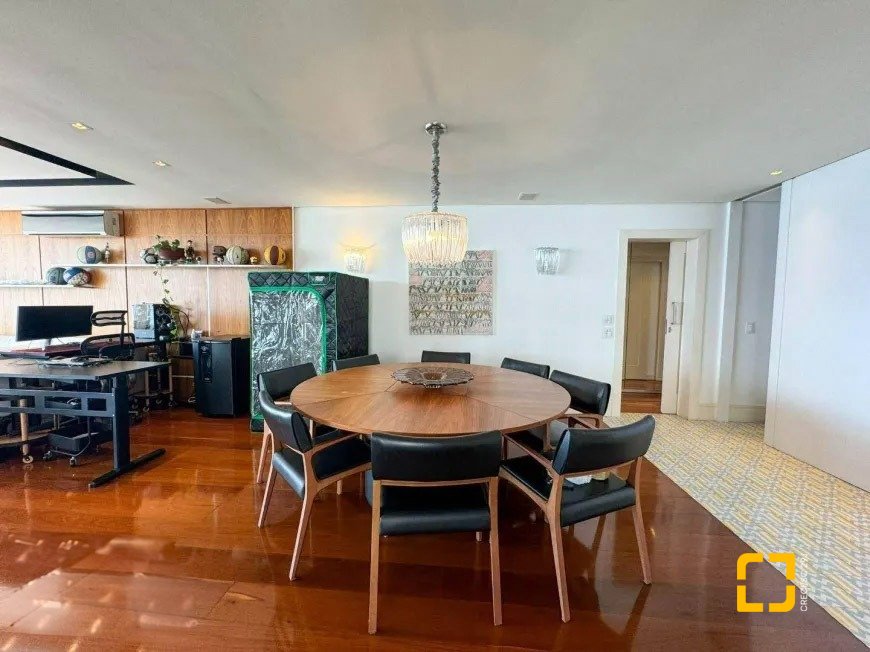 Apartamento com 206m², 3 quartos (sendo 3 suítes), 3 garagens, no bairro Beira Mar em Florianópolis