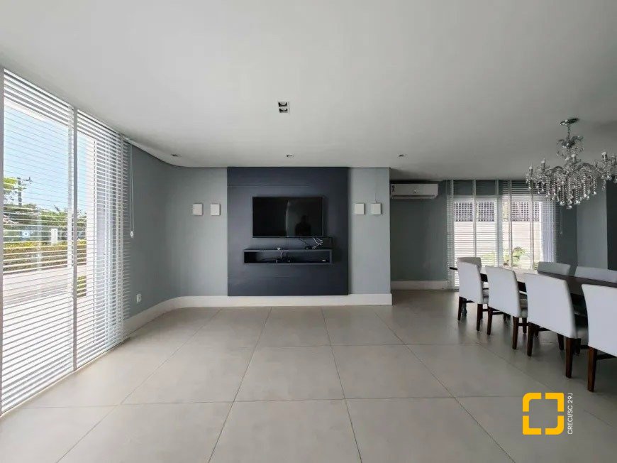 Apartamento com 206m², 3 quartos (sendo 3 suítes), 3 garagens, no bairro Beira Mar em Florianópolis