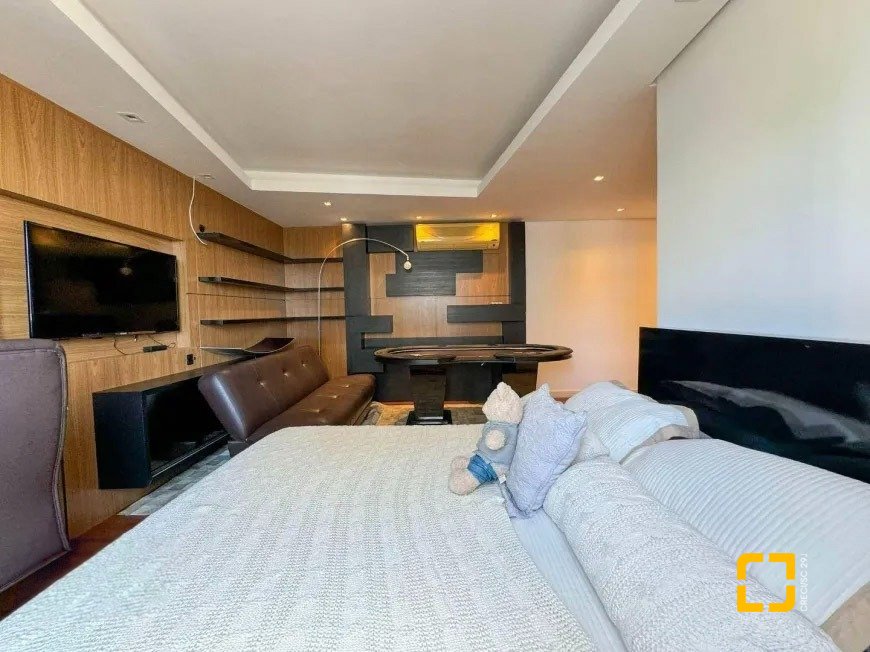 Apartamento com 206m², 3 quartos (sendo 3 suítes), 3 garagens, no bairro Beira Mar em Florianópolis
