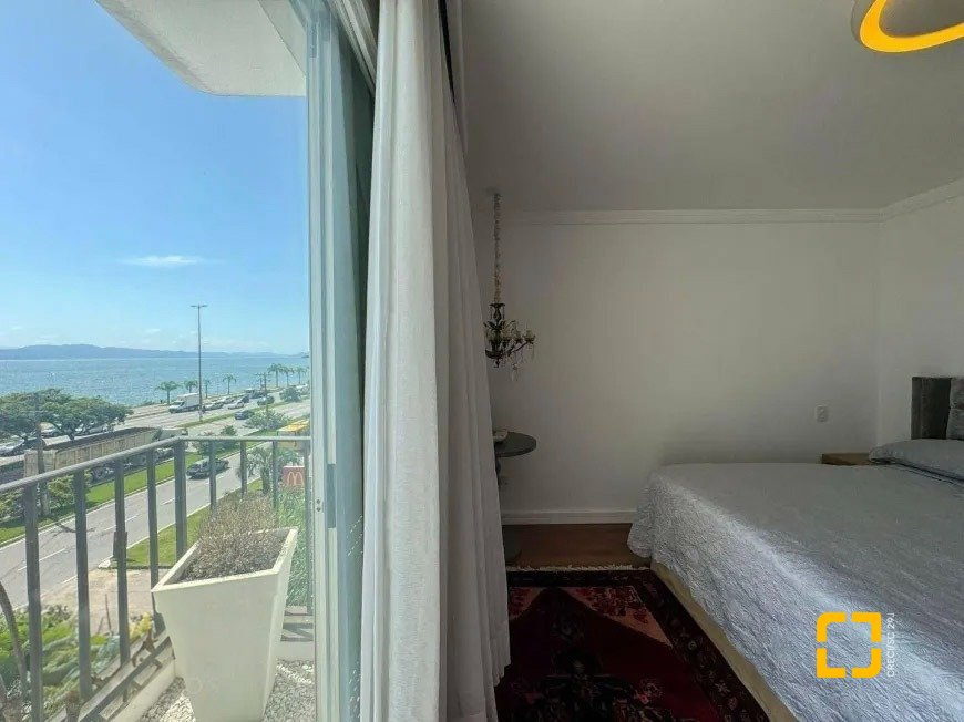 Apartamento com 206m², 3 quartos (sendo 3 suítes), 3 garagens, no bairro Beira Mar em Florianópolis