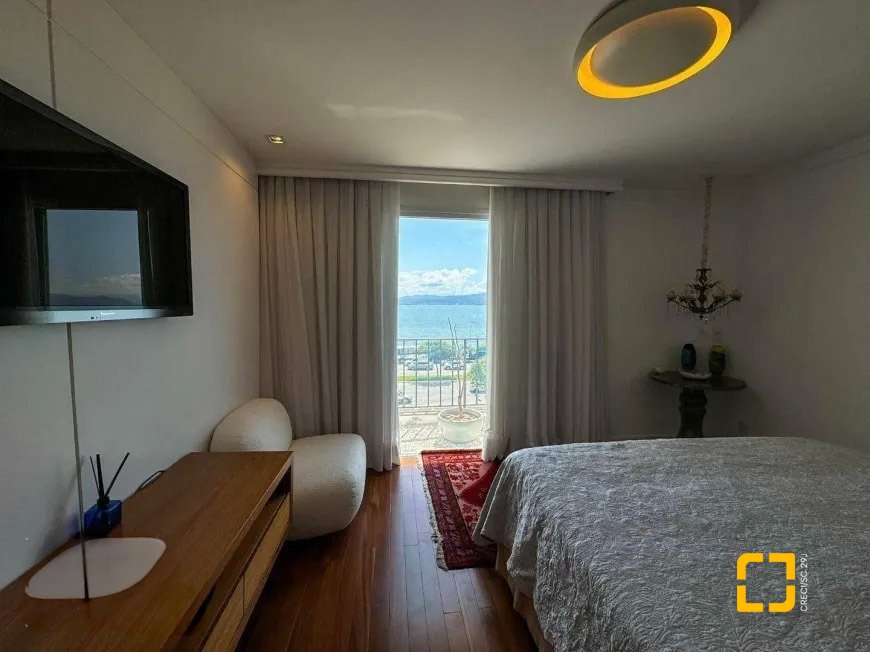 Apartamento com 206m², 3 quartos (sendo 3 suítes), 3 garagens, no bairro Beira Mar em Florianópolis