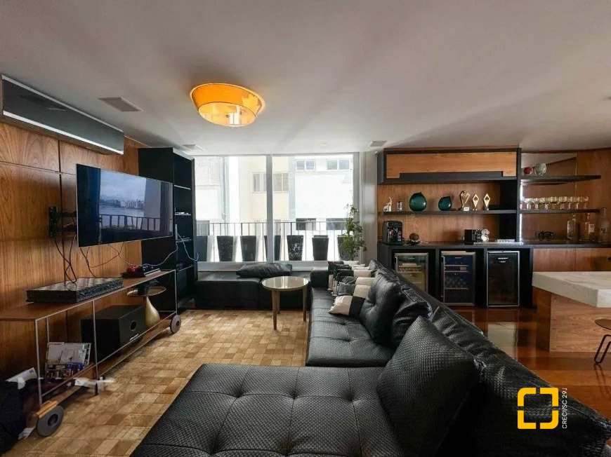 Apartamento com 206m², 3 quartos (sendo 3 suítes), 3 garagens, no bairro Beira Mar em Florianópolis
