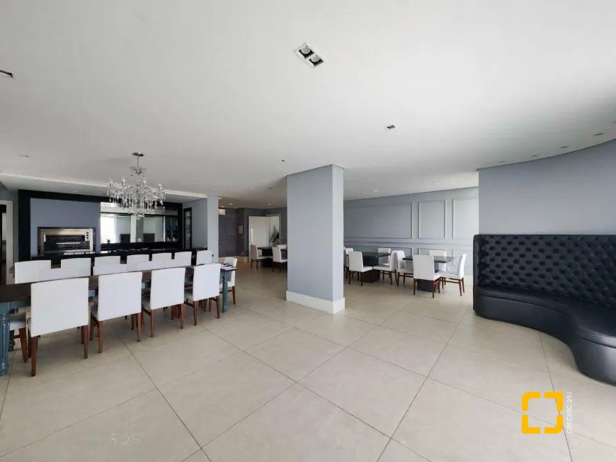 Apartamento com 206m², 3 quartos (sendo 3 suítes), 3 garagens, no bairro Beira Mar em Florianópolis