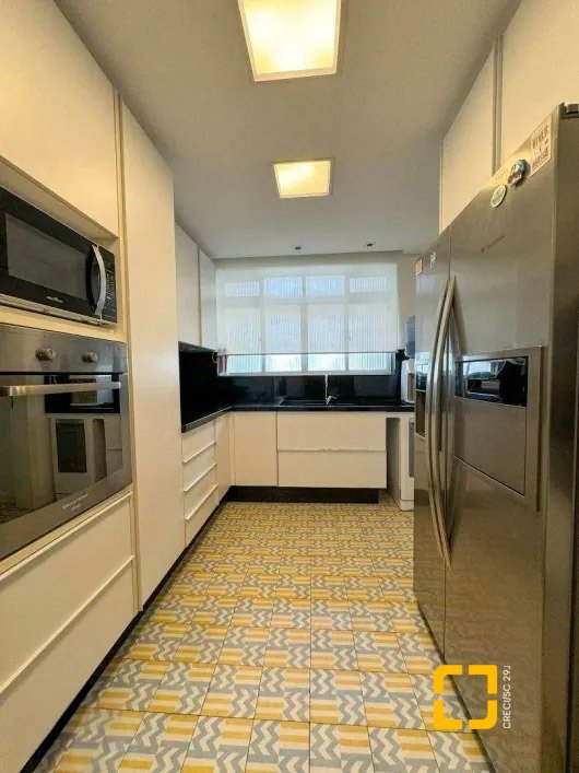 Apartamento com 206m², 3 quartos (sendo 3 suítes), 3 garagens, no bairro Beira Mar em Florianópolis