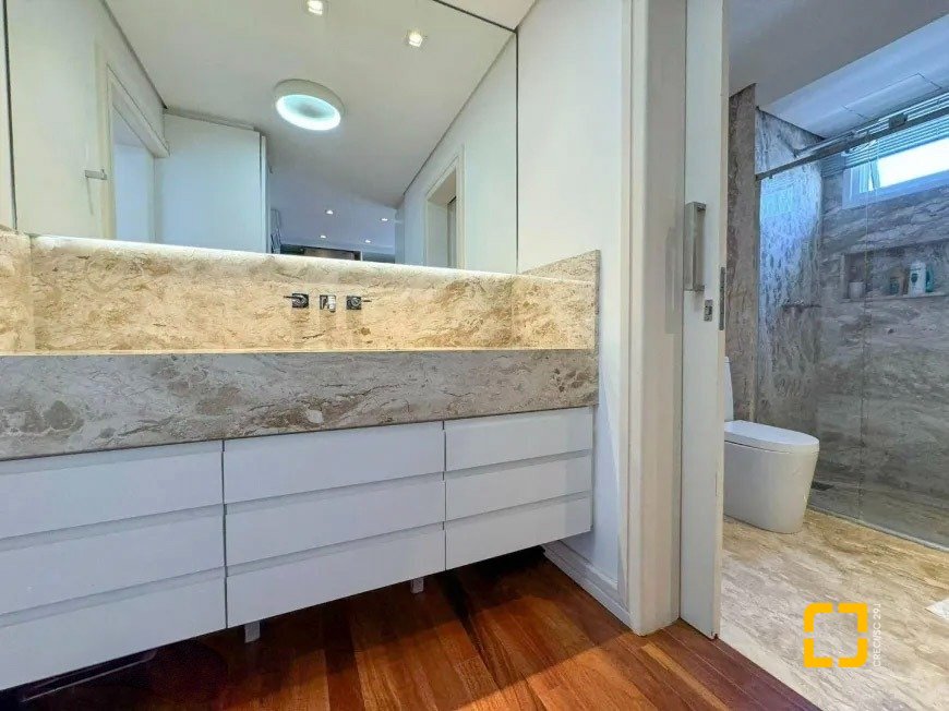 Apartamento com 206m², 3 quartos (sendo 3 suítes), 3 garagens, no bairro Beira Mar em Florianópolis