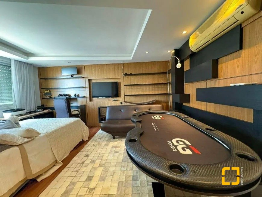 Apartamento com 206m², 3 quartos (sendo 3 suítes), 3 garagens, no bairro Beira Mar em Florianópolis