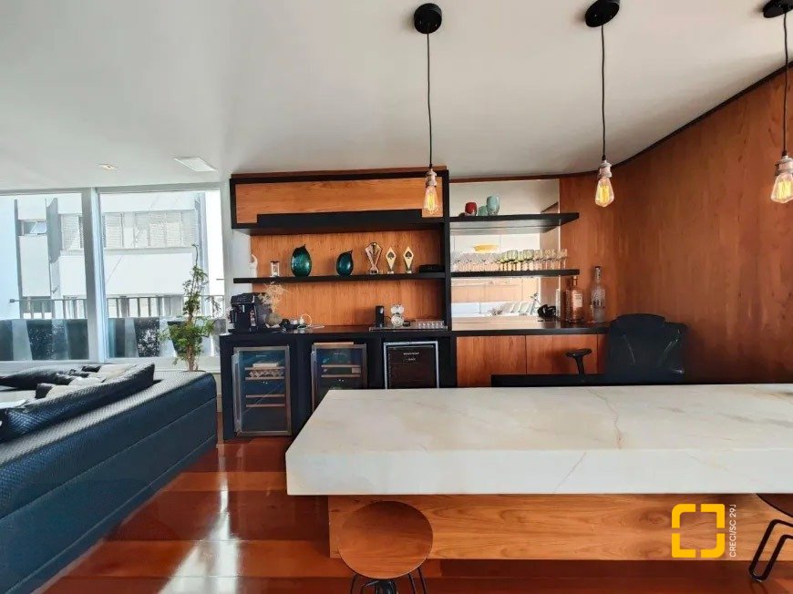 Apartamento com 206m², 3 quartos (sendo 3 suítes), 3 garagens, no bairro Beira Mar em Florianópolis
