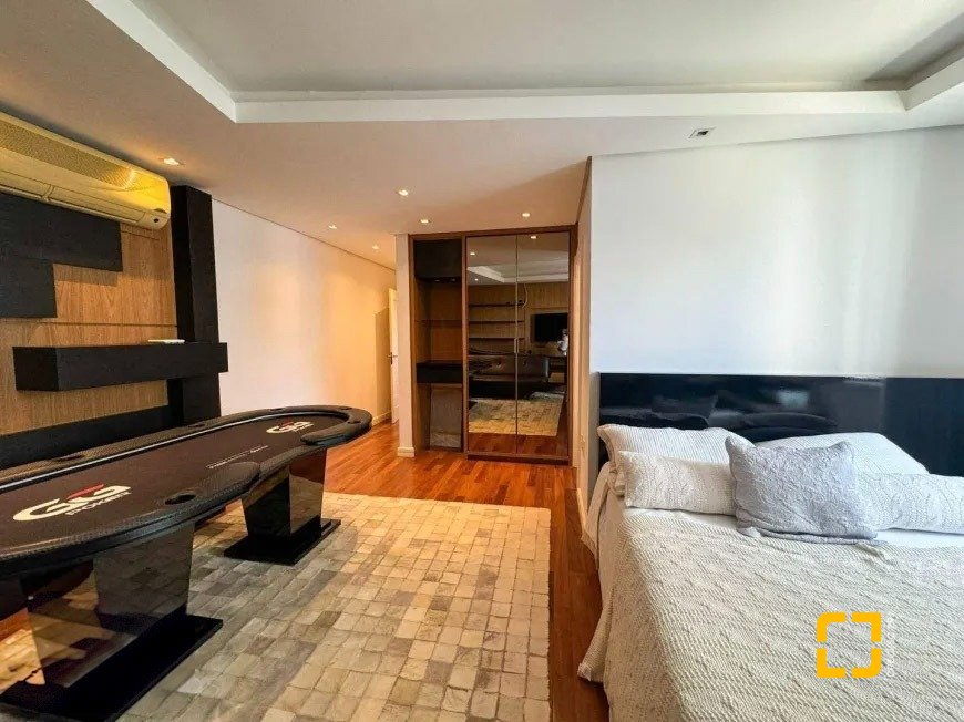 Apartamento com 206m², 3 quartos (sendo 3 suítes), 3 garagens, no bairro Beira Mar em Florianópolis